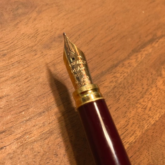 Waterman Ideal 18K Burgundy Fountain Pen - Picture 2 of 5